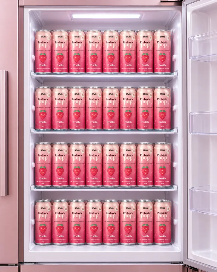 Heladera llena de latas de Probiotic Pop sabor Frutilla